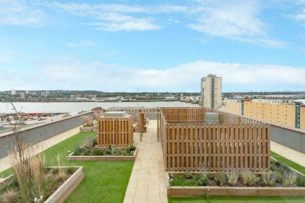 Deluxe Double Bed In Shared Apt Near Canary Wharf, City Airport & O2 Arena With Thames View Londres Exterior foto