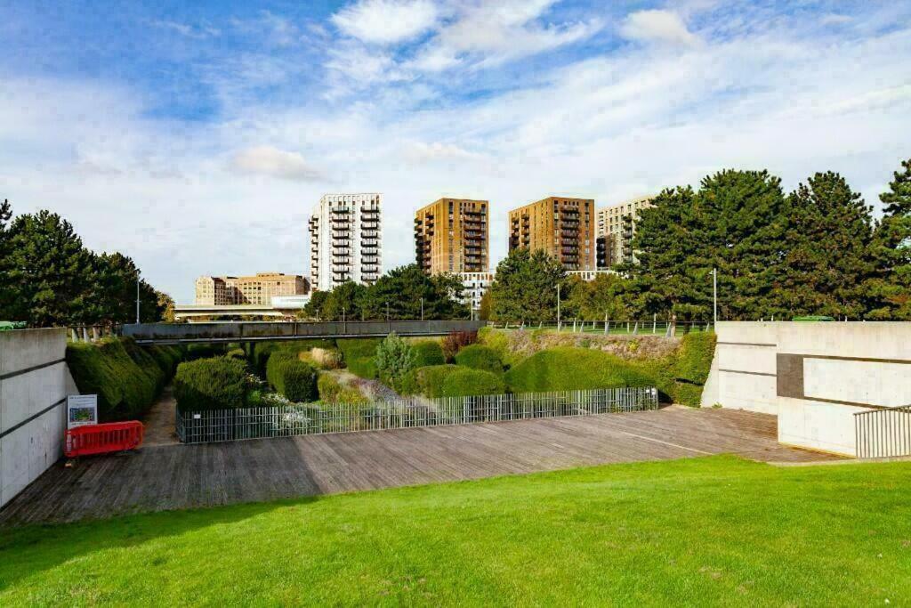 Deluxe Double Bed In Shared Apt Near Canary Wharf, City Airport & O2 Arena With Thames View Londres Exterior foto