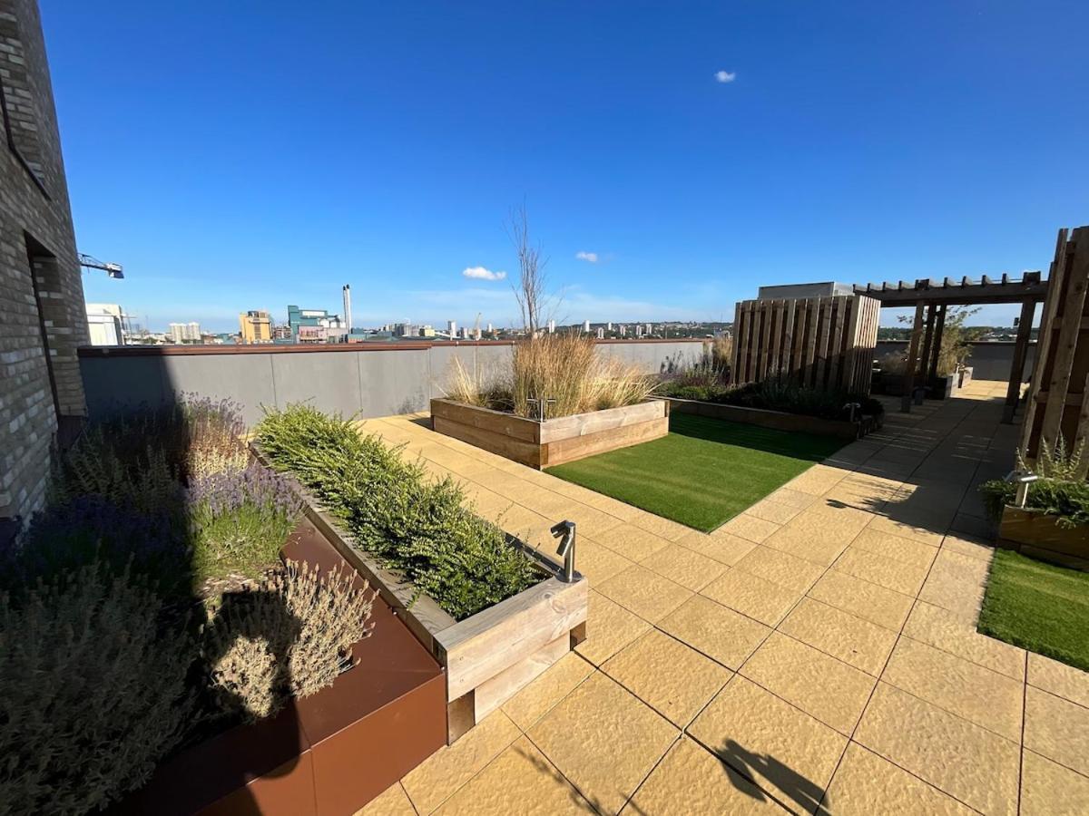 Deluxe Double Bed In Shared Apt Near Canary Wharf, City Airport & O2 Arena With Thames View Londres Exterior foto